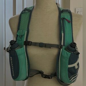 Nathan Women’s turquoise light weight hydration pack